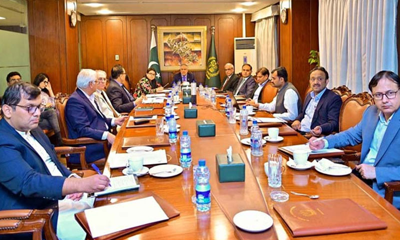 اسحاق ڈار نے پیٹرول اور ڈیزل کے اسٹاک کو تسلی بخش قرار دے دیا