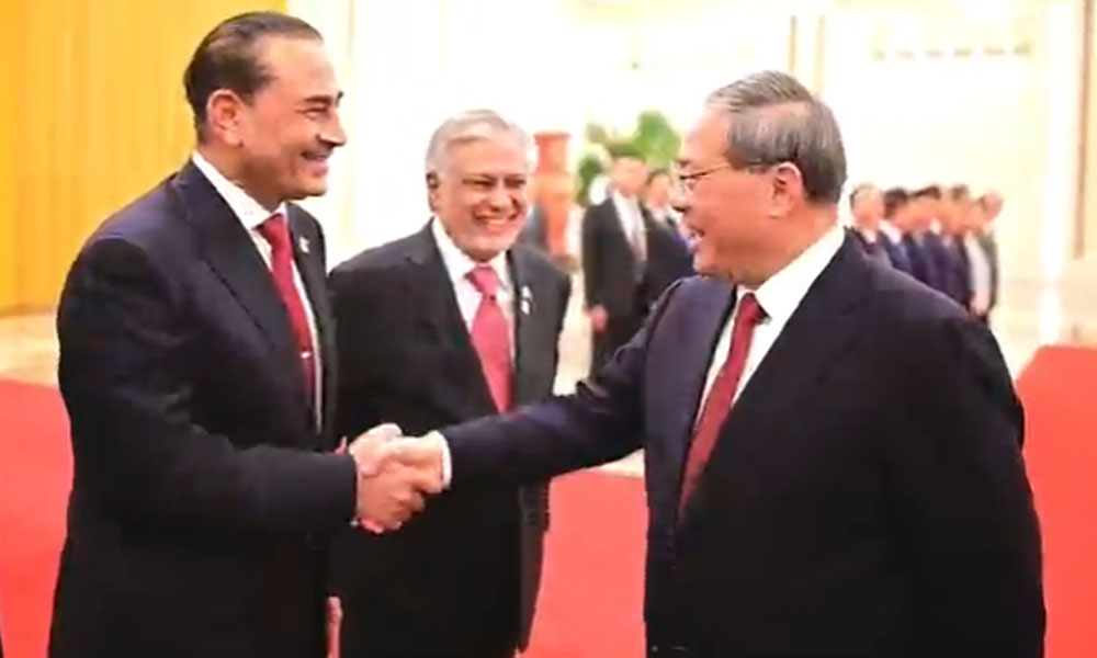 چینی وزیراعظم کا فیلڈ مارشل سے انتہائی گرمجوشی کیساتھ مصافحہ ، ویڈیو سامنے آگئی