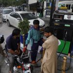 حکومت نے پیٹرول اور ڈیزل کی قیمت میں5،5روپے فی لیٹر کمی کردی