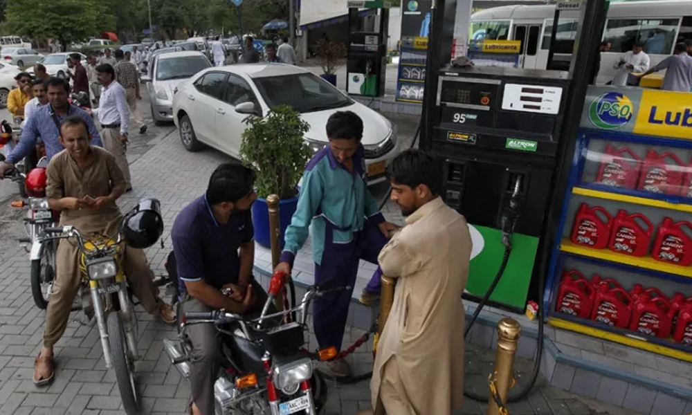 حکومت نے پیٹرول اور ڈیزل کی قیمت میں5،5روپے فی لیٹر کمی کردی