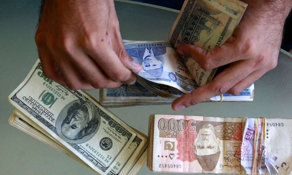 انٹربینک مارکیٹ میں ڈالر مزید سستا، روپے نے بہتری دکھا دی