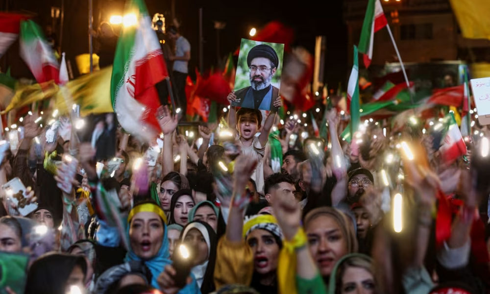 ایران ‘امریکا کی کالونی’ بن جائے گا؛ امن معاہدے پر سخت گیر ایرانیوں کا احتجاج  