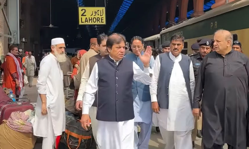 وزیرریلوے کا لاہور اسٹیشن کا اچانک دورہ، ناقص انتظامات پر سخت برہمی کا اظہار
