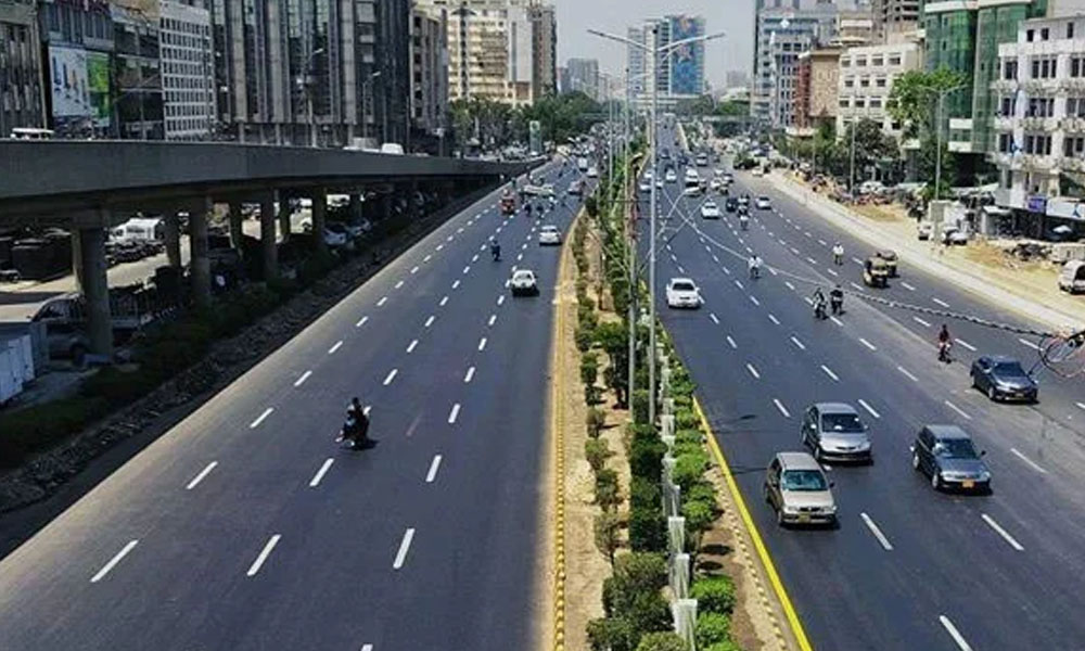 شارع فیصل پر آج سے لین ڈسپلن کی خلاف ورزی پر کارروائی کا آغاز، پولیس نے خبردار کر دیا