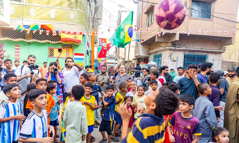 برازیل کے میڈیا نے بھی لیاری میں فٹبال ورلڈ کپ کے جنون کا تذکرہ کر دیا