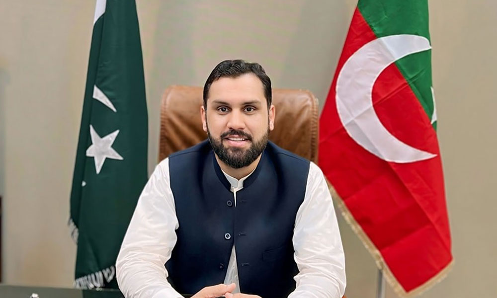 بیرونِ ملک جانے کی کوشش؛ صوبائی وزیر تعلیم  مینا خان کو ایئرپورٹ پر روک دیا گیا