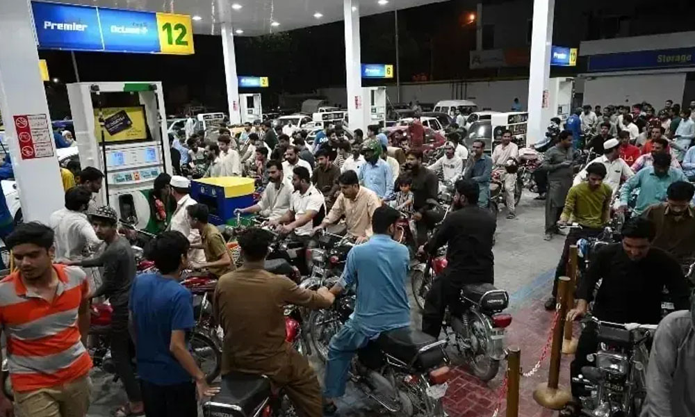 پیٹرول صارفین کو جمعہ کا شدت سے انتظار، قیمتوں میں کمی کی امیدیں بڑھ گئیں