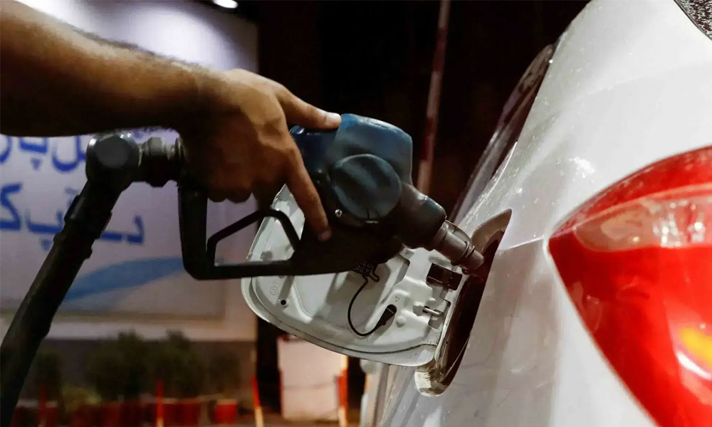 کیا حکومت نے پیٹرول کی قیمت میں کمی آئل کمپنیوں کے دباؤ پر نہیں کی؟ سوشل میڈیا پر بحث چھڑ گئی