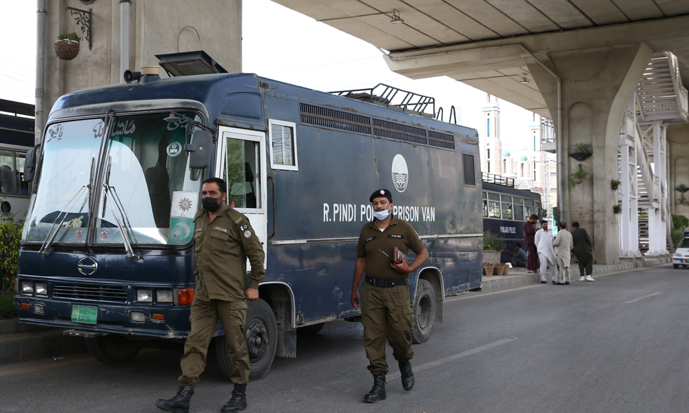 پولیس اہلکاروں کی آنکھوں میں مرچیں پھینک کر 14 قیدی فرار