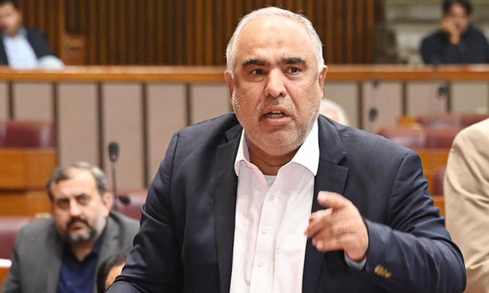 خواجہ آصف کے ضمیر پر بوجھ ہے تو چوری کی گئی سیٹ سے فوراً استعفیٰ دیں ، اسد قیصر