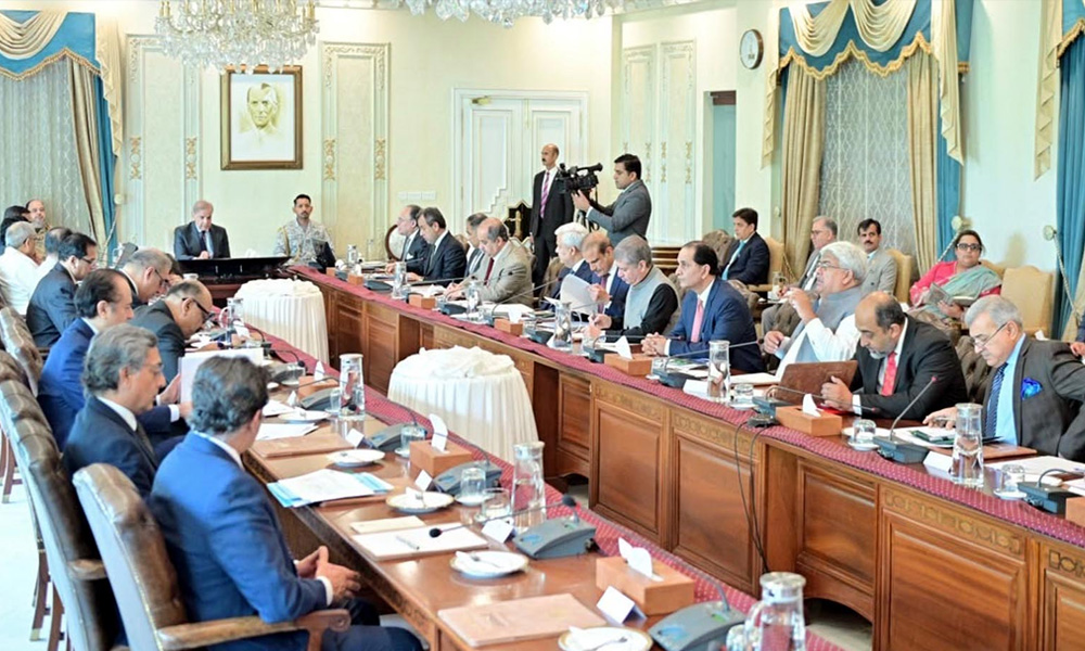 پیٹرولیم مصنوعات کے وافر ذخائر موجود، وزیراعظم کی مصنوعی قلت پیدا کرنے والوں کے خلاف کارروائی کی ہدایت