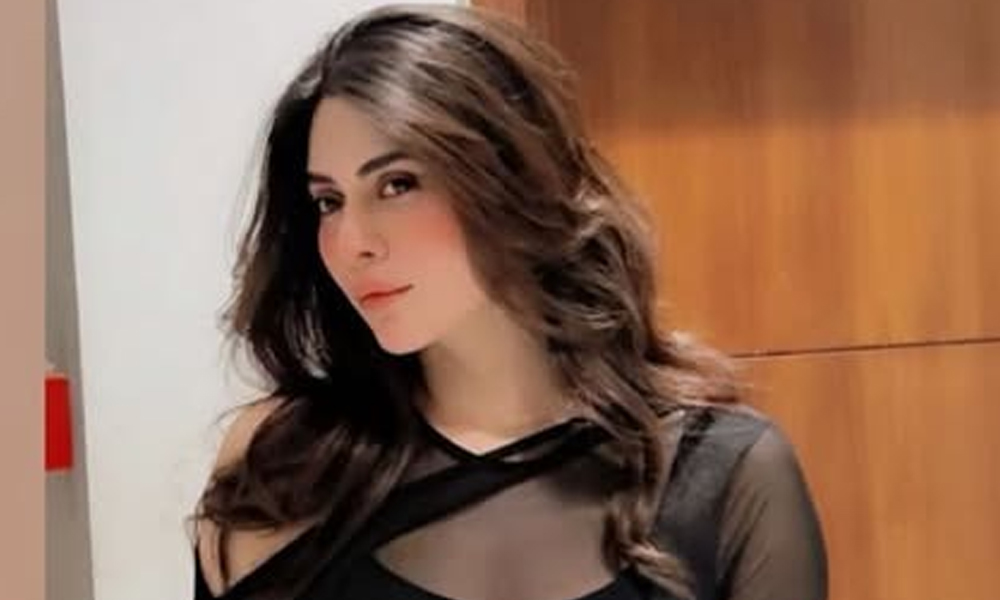 معروف کرکٹر کی جانب سے مسلسل ہراساں کیا جارہا ہے، ماڈل ہما سلیم کا الزام