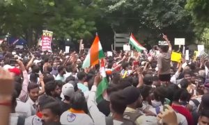 بھارت میں “کاکروچ موومنٹ” کا پارلیمنٹ کیجانب مارچ، پولیس کی شیلنگ اور لاٹھی چارج