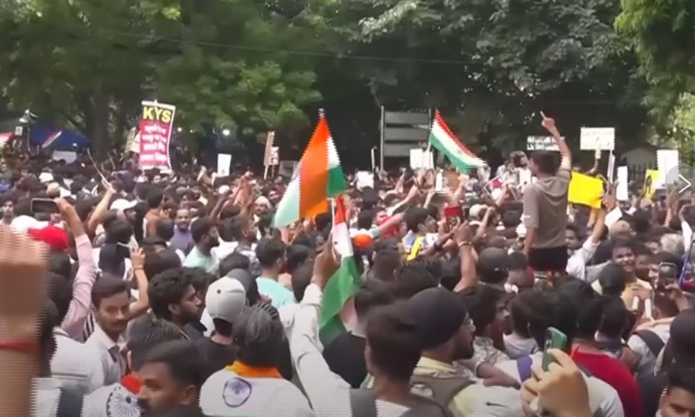 بھارت میں “کاکروچ موومنٹ” کا پارلیمنٹ کیجانب مارچ، پولیس کی شیلنگ اور لاٹھی چارج