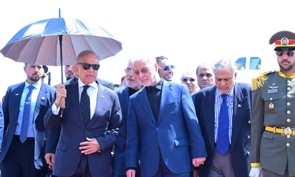 وزیرِ اعظم شہید آیت اللہ خامنہ ای کے جنازے میں شرکت کیلئے تہران پہنچ گئے