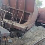 ٹنڈوآدم کے قریب مال گاڑی حادثے کا شکار، ٹرینوں کی آمدورفت متاثر