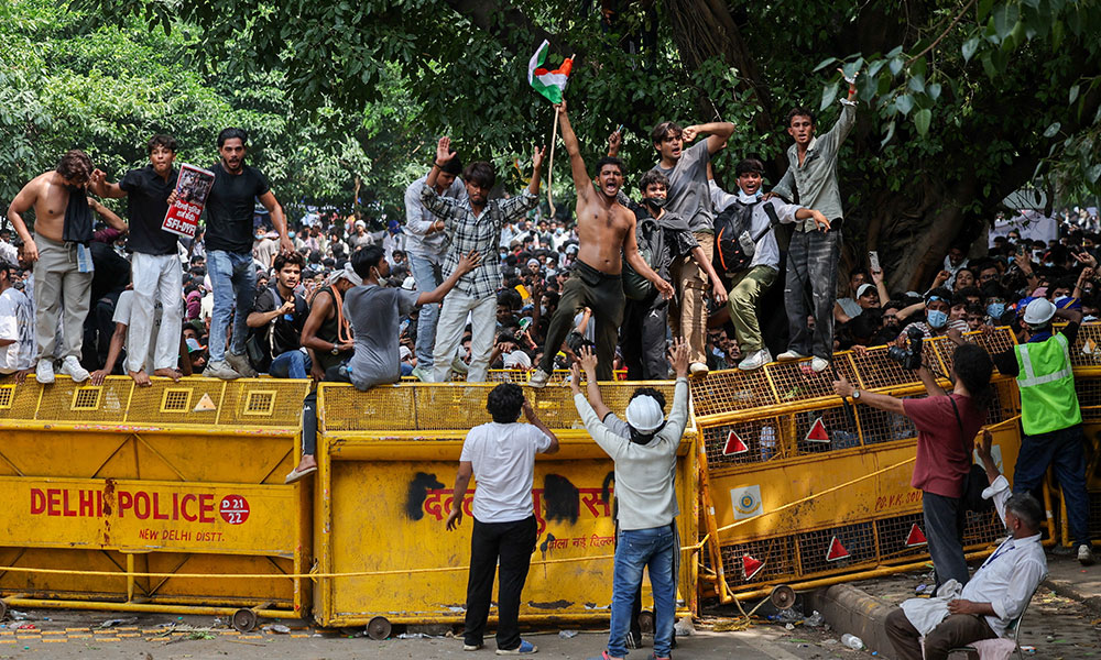 طلبا کے مطالبات منظور؛ کاکروچ جنتا پارٹی کا احتجاج ختم کرنے کا اعلان