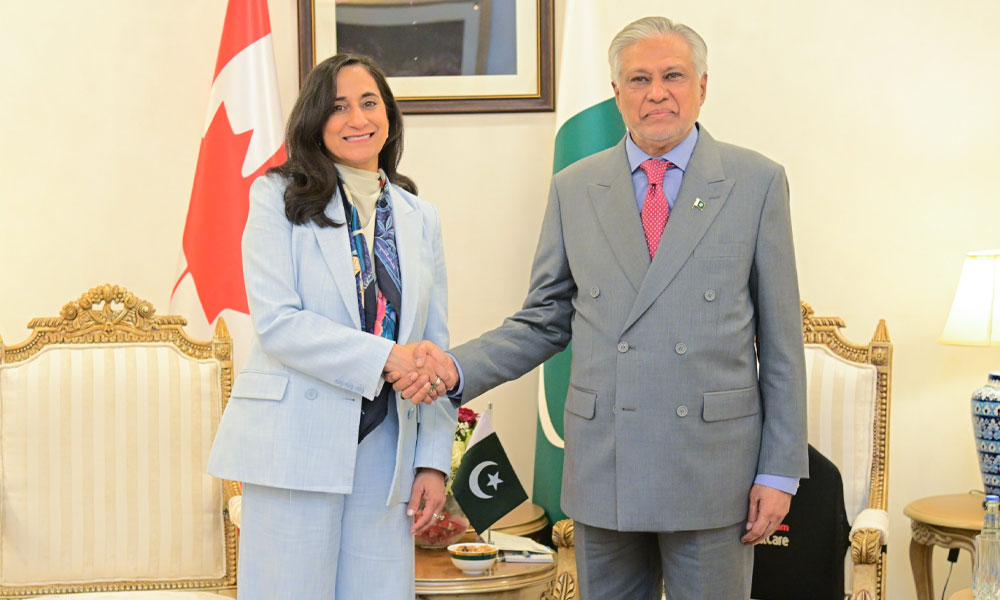 کینیڈین وزیر خارجہ کی نائب وزیر اعظم اسحاق ڈار سے ملاقات، دوطرفہ تعاون کو مزید وسعت دینے پر اتفاق