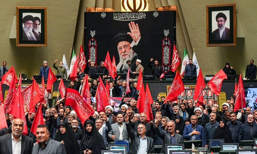 جنگ کے بعد ایرانی پارلیمنٹ کا پہلا اجلاس، اراکین کا خامنہ ای کی شہادت کا بدلہ لینے کا مطالبہ