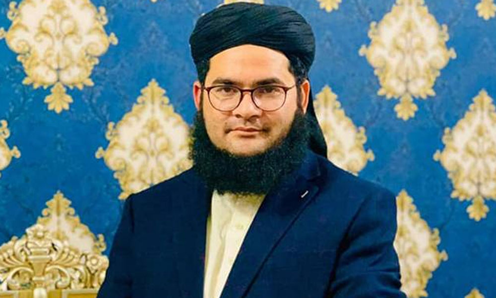 معروف عالم دین ناصر مدنی مسجد میں خطاب کرتے ہوئے اچانک گر گئے ، تشویشناک حالت میں اسپتال منتقل
