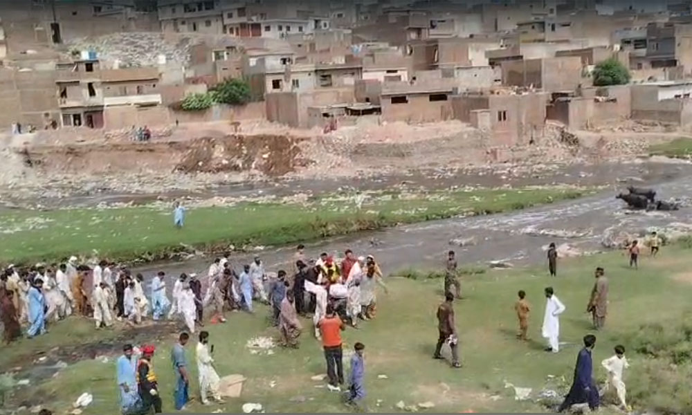 نالہ لئی میں ڈوبتے بیٹے کو بچانے کی کوشش میں والد جاں بحق، بچے کی تلاش جاری