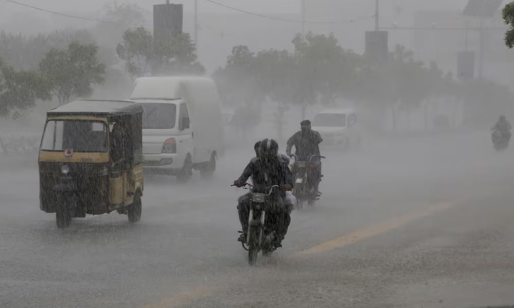 ملک کے مختلف علاقوں میں گرج چمک اور تیز ہواؤں کے ساتھ بارش کی پیشگوئی
