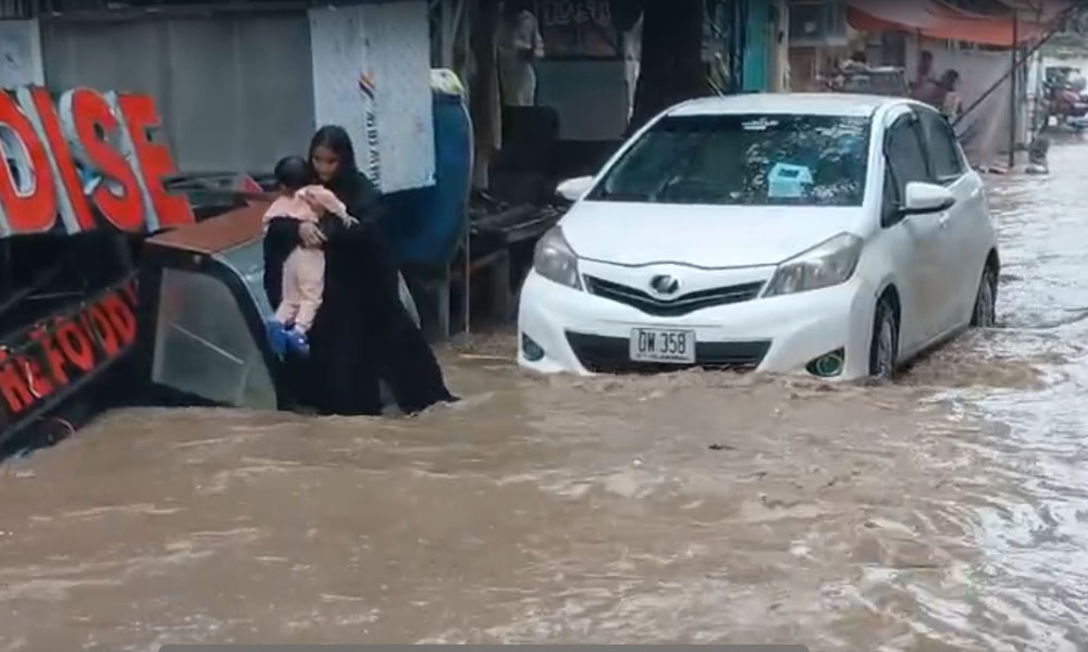 جڑواں شہروں میں تیز بارش، سڑکیں زیر آب، نالہ لئی میں پانی کی سطح بلند