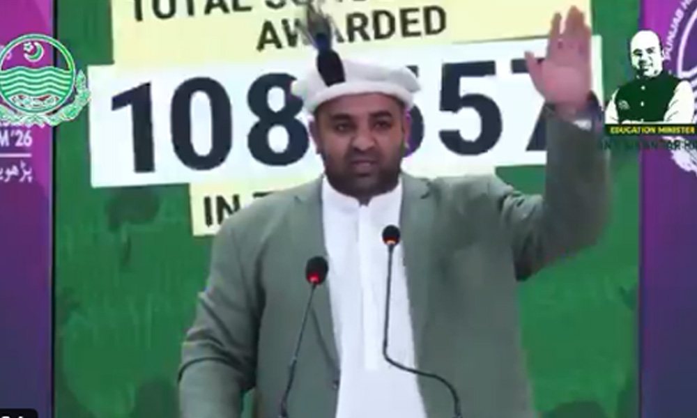 گلگت کے 500 طلبا کیلئے 6 کروڑ روپے کی اسکالرشپس تقسیم، لیپ ٹاپ کا بھی اعلان