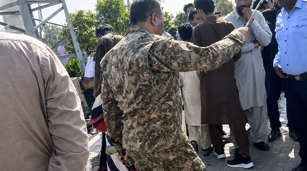 اسلام آباد: سرحد یونیورسٹی میں وردی میں ملبوس شخص کی فائرنگ، سوشل میڈیا پر ویڈیو وائرل
