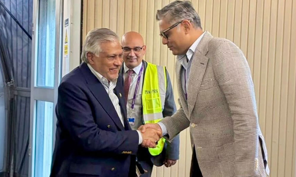 وزیر خارجہ اسحاق ڈار سرکاری دورے پر لندن پہنچ گئے