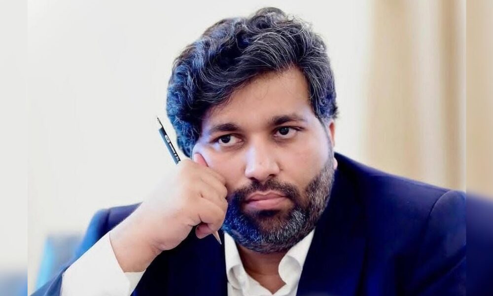 عمران کی اسپتال منتقلی؛ وزیراعظم کے میڈیا کوآرڈینیٹر متنازع پوسٹ پر تنقید کی زد میں