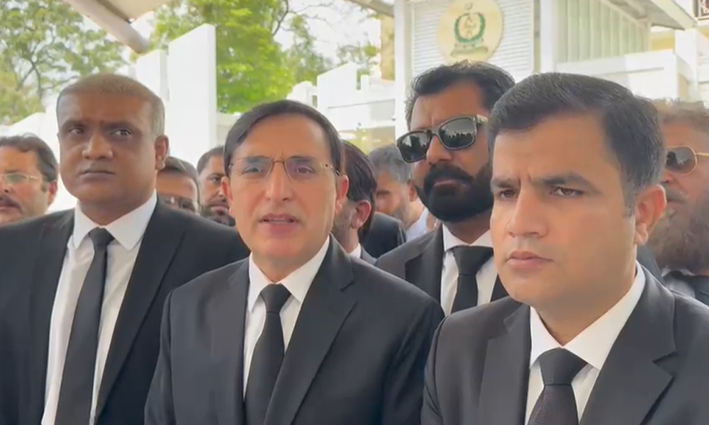 عمران خان  کی اسپتال منتقلی ؛ پی ٹی آئی کی توہین عدالت درخواست پر اعتراض عائد