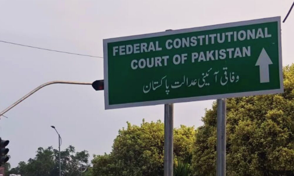 قیدیوں کی نجی اسپتال منتقلی درخواست، آئینی عدالت نے سپریم کورٹ سے عمران خان کے کیس کا ریکارڈ طلب کر لیا