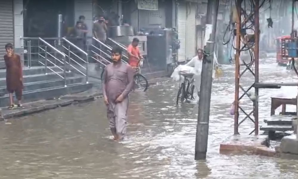بارشوں کی تباہی؛ قصور میں چھتیں گرنے سے 2 افراد جاں بحق؛ حیدرآباد میں 3 نوجوان ڈوب گئے