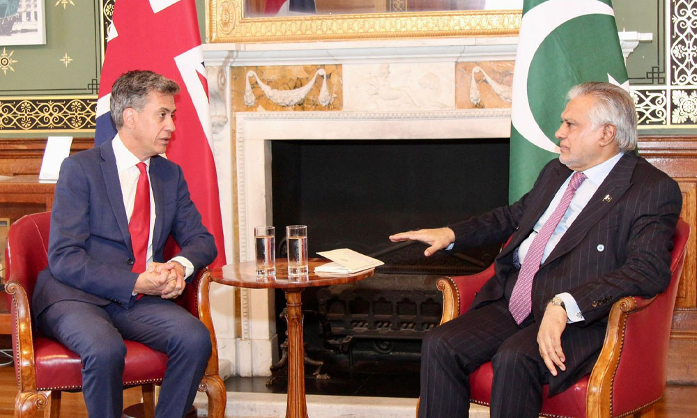 اسحاق ڈار کی برطانوی وزیر خارجہ ایڈ ملی بینڈ سے ملاقات، دوطرفہ تعلقات اور علاقائی صورتحال پر تبادلہ خیال