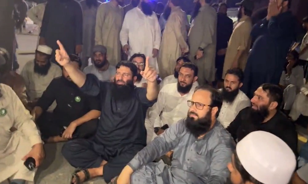 نارروال: مرکزی مسلم لیگ کا آر او دفتر کے باہر احتجاج، آزاد کشمیر انتخابات میں دھاندلی کا الزام