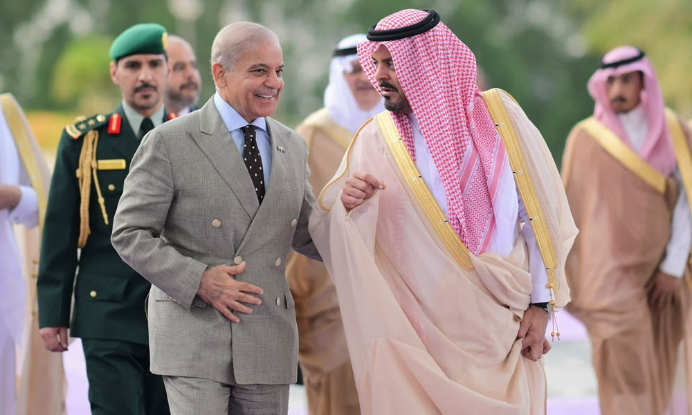 وزیراعظم سعودی ولی عہد کی دعوت پر سعودی عرب پہنچ گئے، پر تپاک استقبال