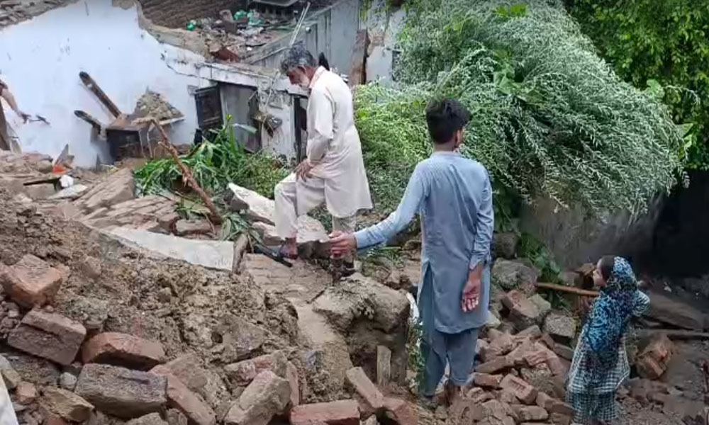صوابی میں بارش نے تباہی مچا دی،چھت گرنے سے باپ بیٹی جاں بحق
