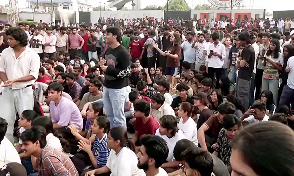 نئی دہلی: مبینہ زیادتی کے معاملے پر طلبا کا شدید احتجاج، ایل پی یو میں تدریسی سرگرمیاں معطل