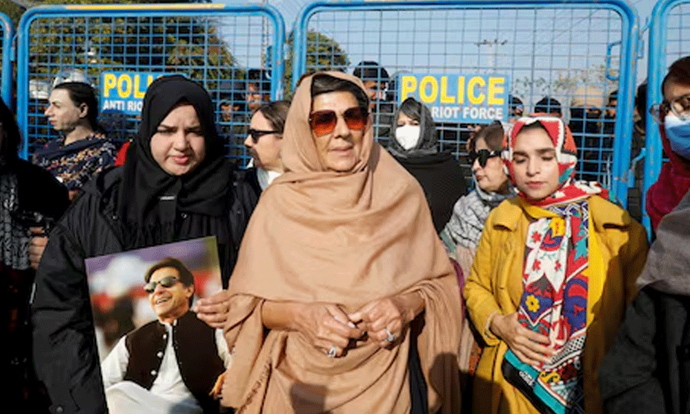 علیمہ خان کی نظر بندی اور پی ٹی آئی رہنماؤں پر چھاپوں کے خلاف دائر کیسز میں اہم پیش رفت