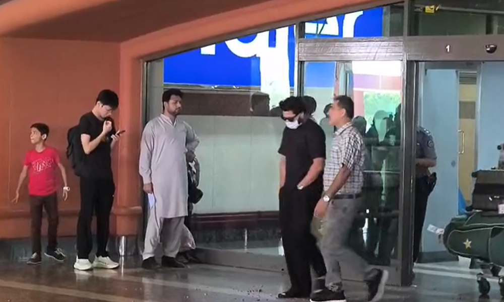 پاکستان ٹیم کے اوپننگ بلے باز امام الحق وطن واپس پہنچ گئے