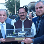 وزیراعظم نے 50 الیکٹرک گاڑیاں اسلام آباد پولیس کے حوالے کردیں، قائم کی گئی نئی فورس پر بھی بریفنگ