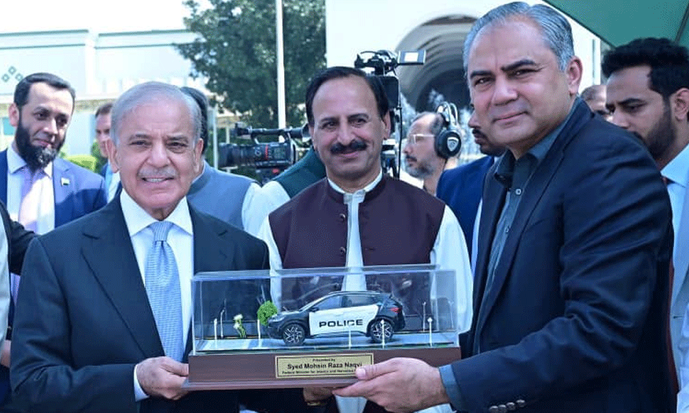 وزیراعظم نے 50 الیکٹرک گاڑیاں اسلام آباد پولیس کے حوالے کردیں، قائم کی گئی نئی فورس پر بھی بریفنگ