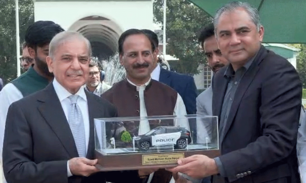 وزیراعظم نے 50 الیکٹرک گاڑیاں اسلام آباد پولیس کے حوالے کردیں، قائم کی گئی نئی فورس پر بھی بریفنگ