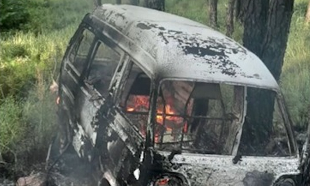 مری میں اسکول وین کو حادثہ، آگ لگنے سے 10 بچے جھلس کر زخمی