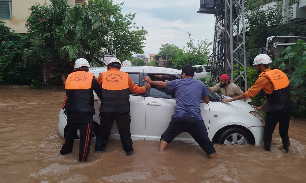 طوفانی بارش سے جڑواں شہر ڈوب گئے،ایمرجنسی نافذ، اسکول بند، ایک شخص جاں بحق