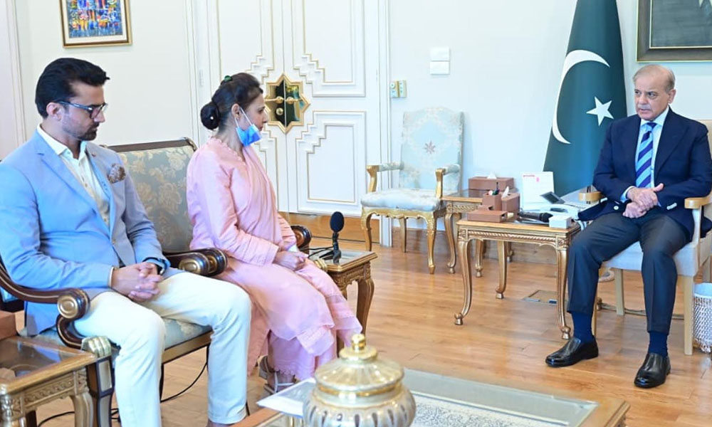 وزیراعظم نے نومولود کی جان بچانے والی نرس کو ایک کروڑ روپے کا چیک دے دیا