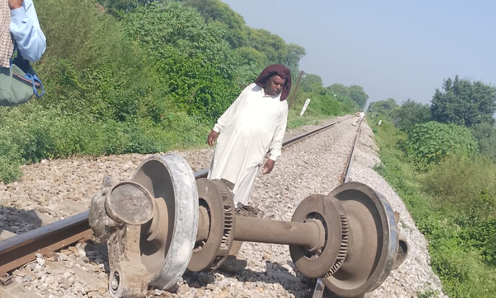 راولپنڈی سے کراچی جانے والی مسافر ٹرین حادثے کا شکار