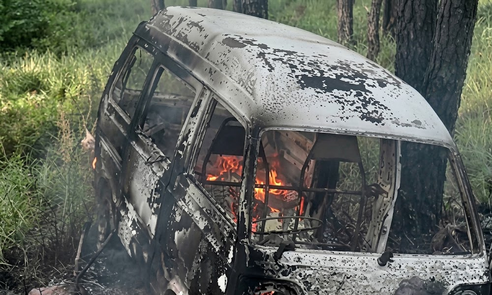 مری میں اسکول وین کو حادثہ، آگ لگنے سے 10 بچے اور ڈرائیور جھلس کر زخمی