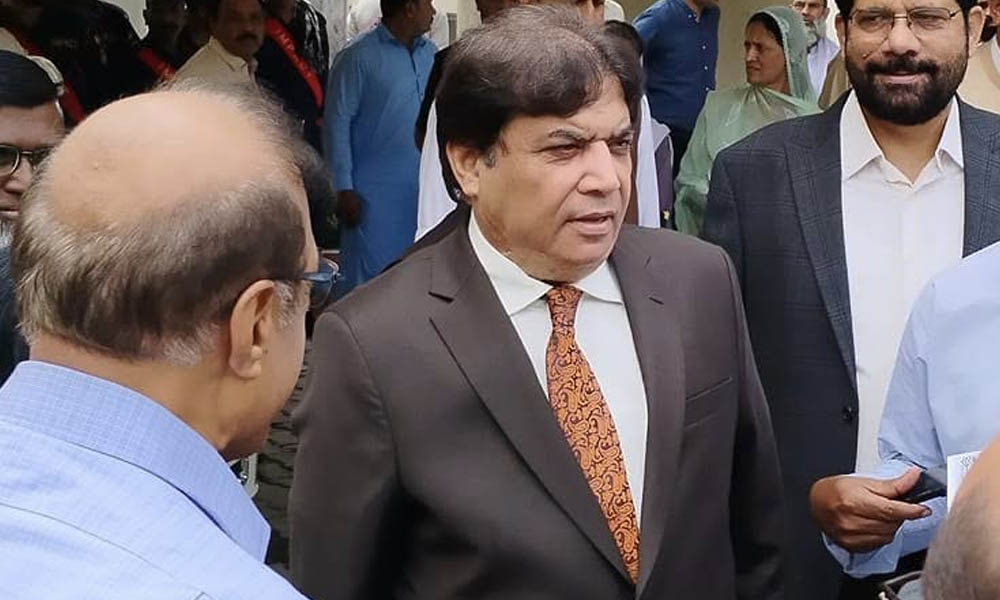 لاہور ریلوے اسٹیشن پر غیر معیاری بینچز دیکھ کر وزیرِ ریلوے برہم